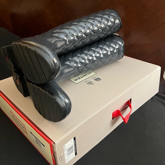 Hunter women's Refined Tall Quilted Gloss Rain Boot, 10 Dark Slate - Picture 5 of 6